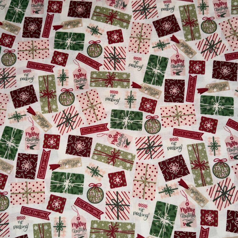 Presents, Gifts Tags & Bows - Christmas Village - Riley Blake Designs - 1 Yard